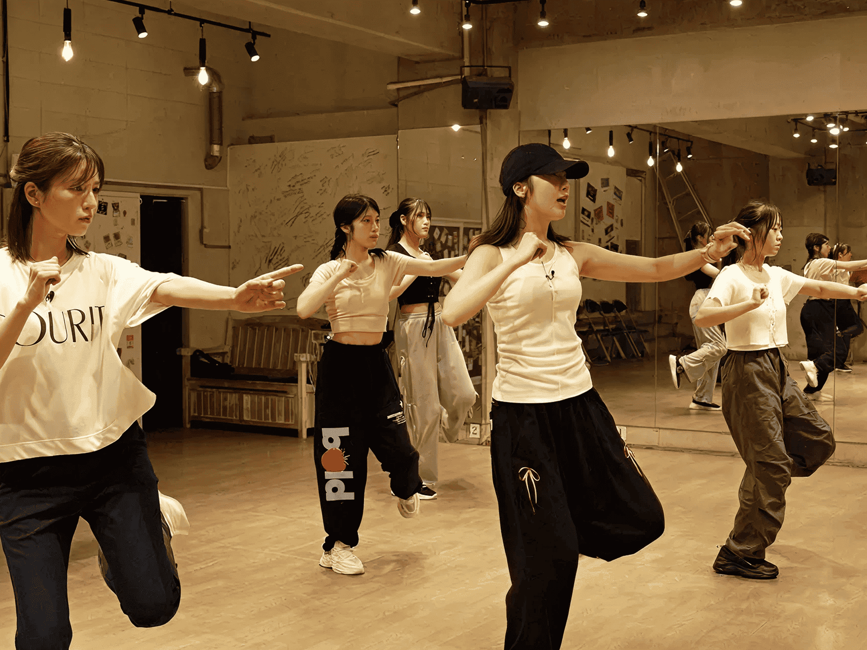 강남 댄스 클래스 - 아이돌 댄스 연습